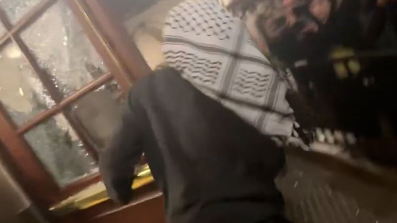 يظهر الفيديو شخصًا يحطم الزجاج في مبنى كولومبيا