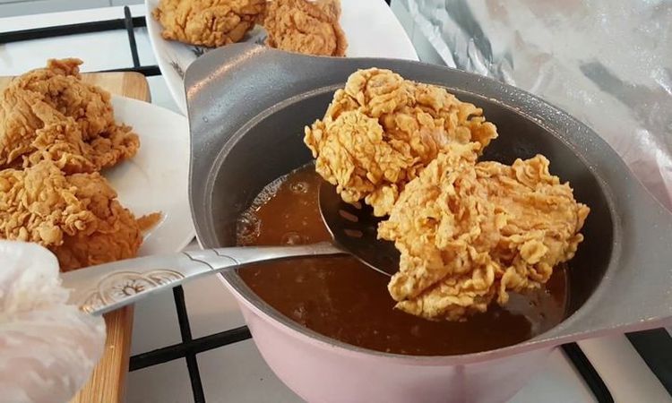 طريقة عمل دجاج كنتاكي في المنزل.. سهل ولذيذ