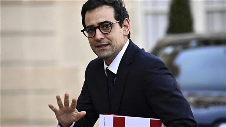 بالصور - فنان لبناني يلتقي وزير خارجية فرنسا سيجورني.. "نوّرت لبنان"!
