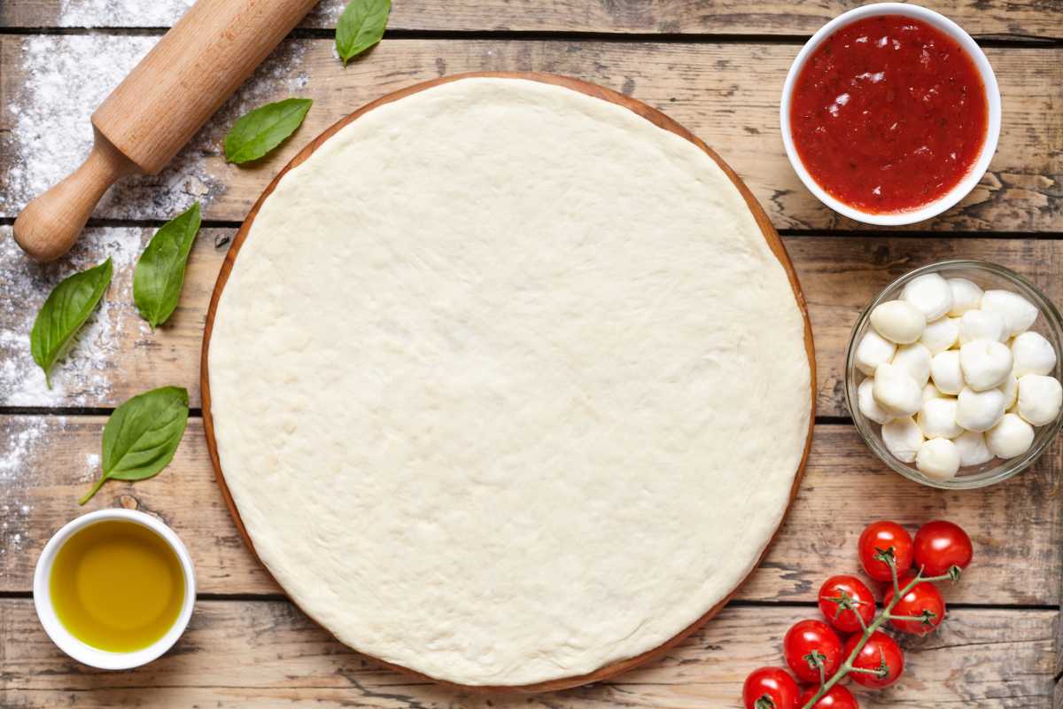 مقادير عجينة البيتزا الهشة مثل المطاعم سهلة وسريعة 2021