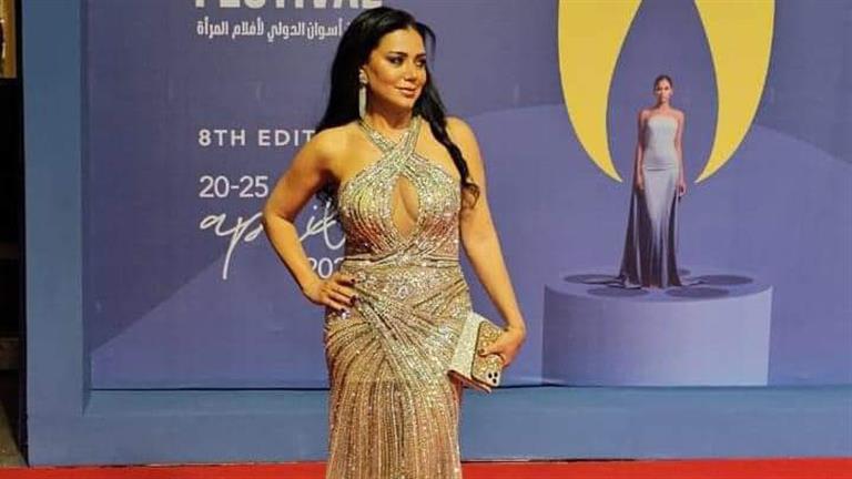 رانيا يوسف بإطلالة جريئة في افتتاح مهرجان أسوان الدولي