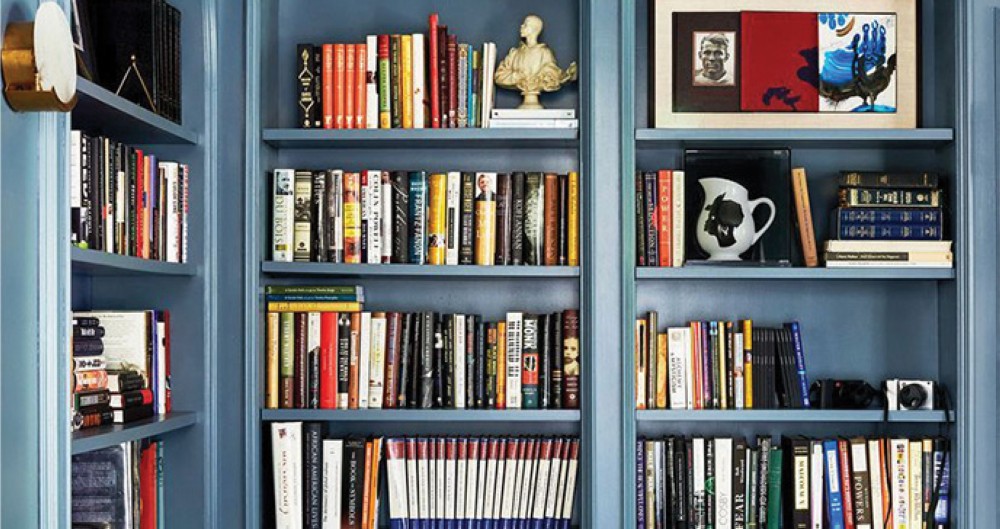 نصائح لتنظيم مكتبة كتب منزلية وخلق ديكور يأخذكِ إلى عالم القراءة
