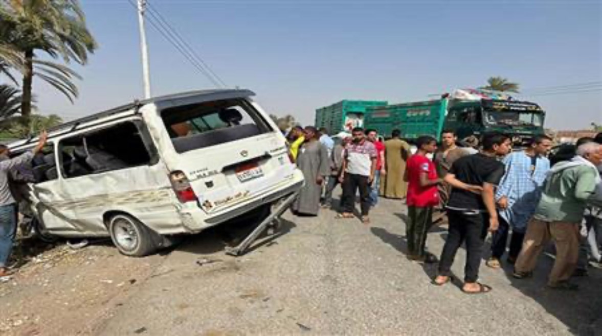 إصابة 13 شخصًا في حادث انقلاب ميكروباص على طرق "مصر- أسيوط"
