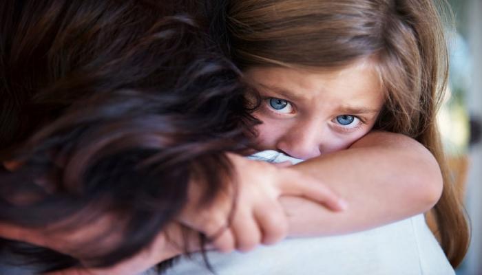 بأكثر من 10 خطوات.. كيف تساعد طفلك للتعامل مع الخوف والقلق؟