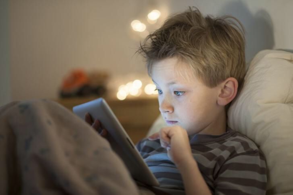 ..استشاري يكشف لـ "اليوم" مخاطر استخدام الأطفال للأجهزة الإلكترونية قبل النوم..تفاصيل